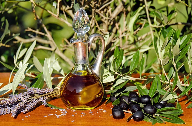 Aceite de oliva con olivas al lado